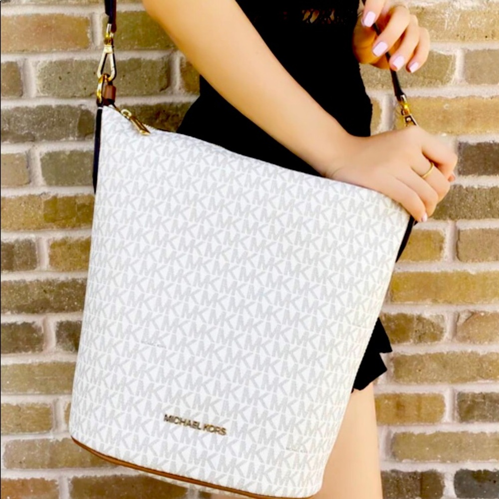 NWT Michael Kors Brooke Medium Zip Bucket Bag Vanilla Signature & wallet & Charm